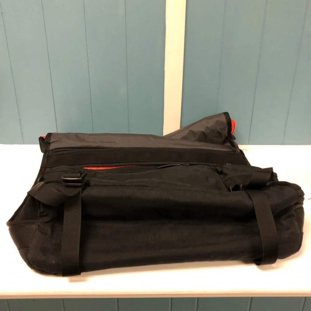 Nike messenger bag 12” x‎ 12” x 6” laptop bag *read